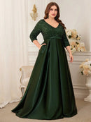 Elegant plus-size evening dress with 3/4 sleeves and sequins in navy blue.